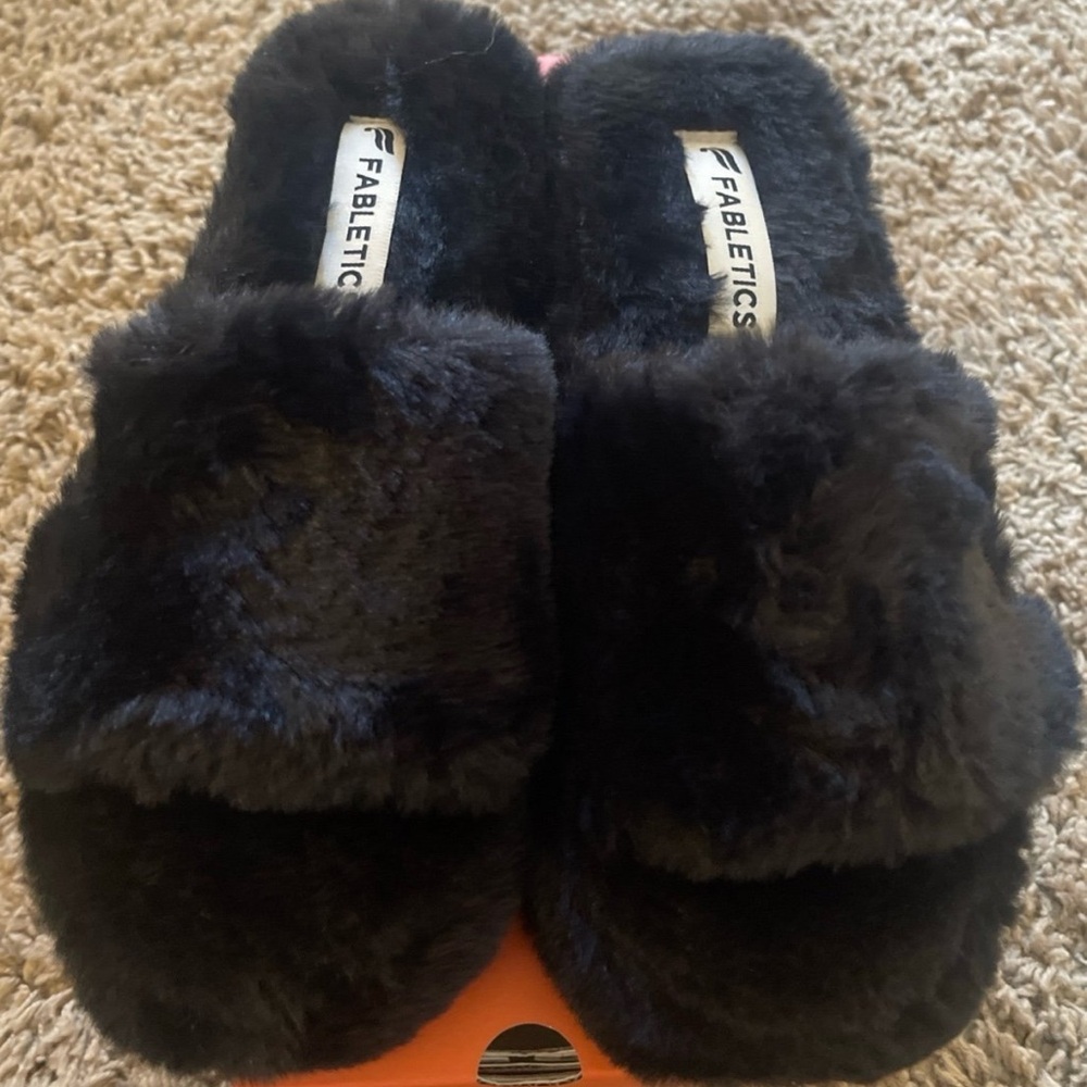 Fabletics fuzzy slippers